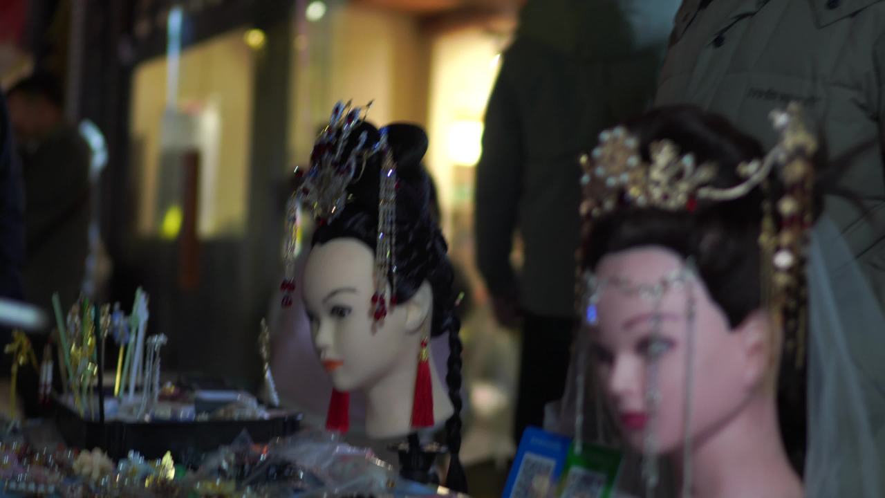夜市的传统发饰与烟火表演