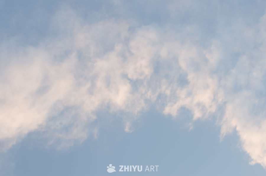 云朵下的天空