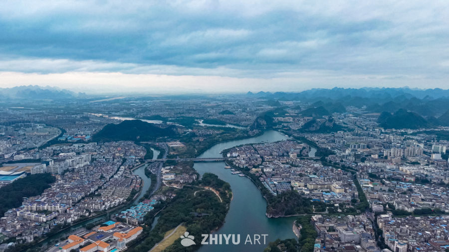 桂林山水间的都市风景