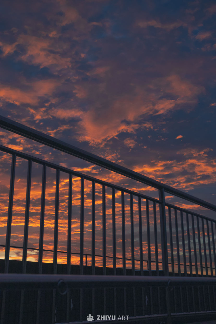 夕阳下的栏杆剪影