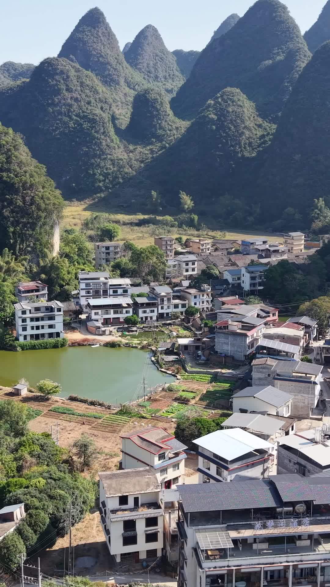 山水环绕的宁静村庄
