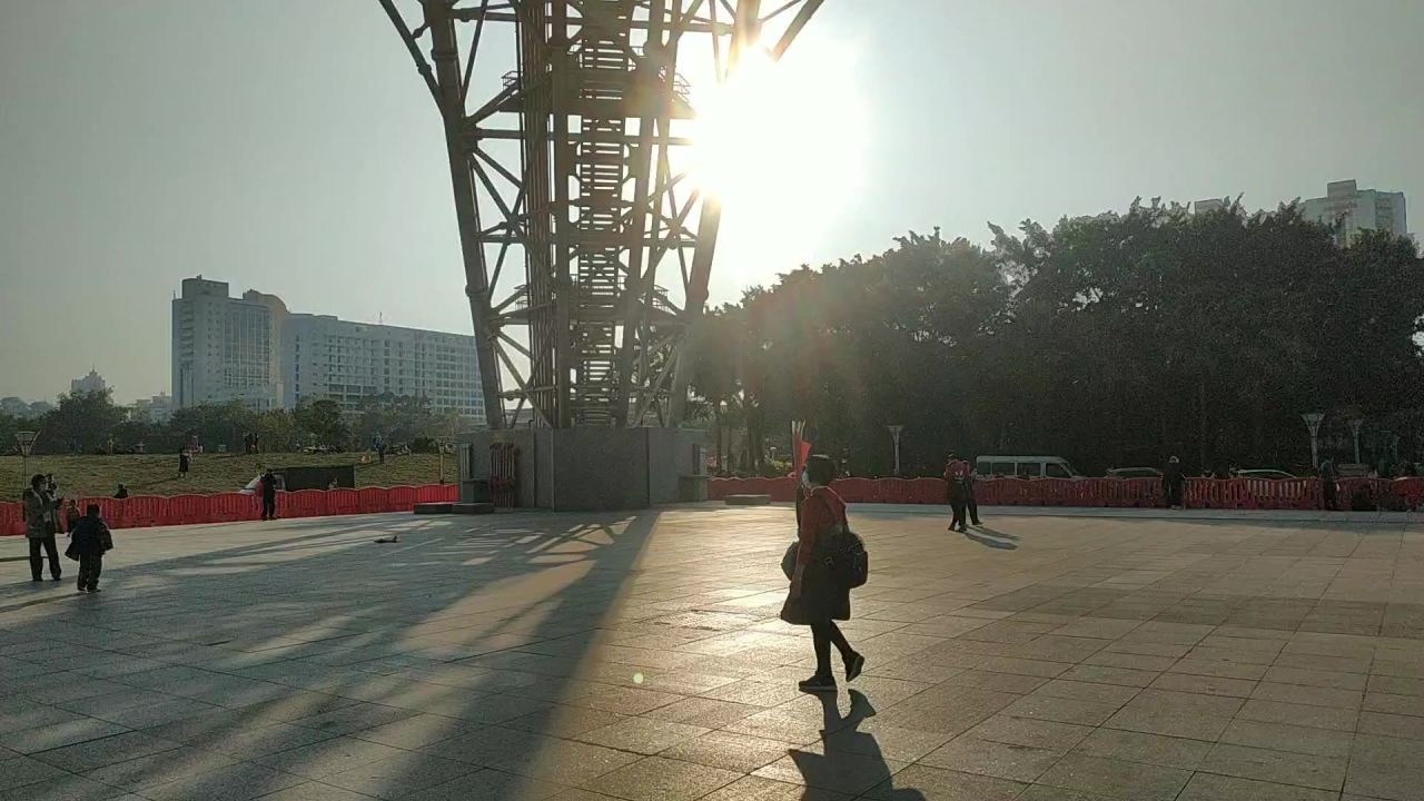 夕阳下电视塔底仰望
