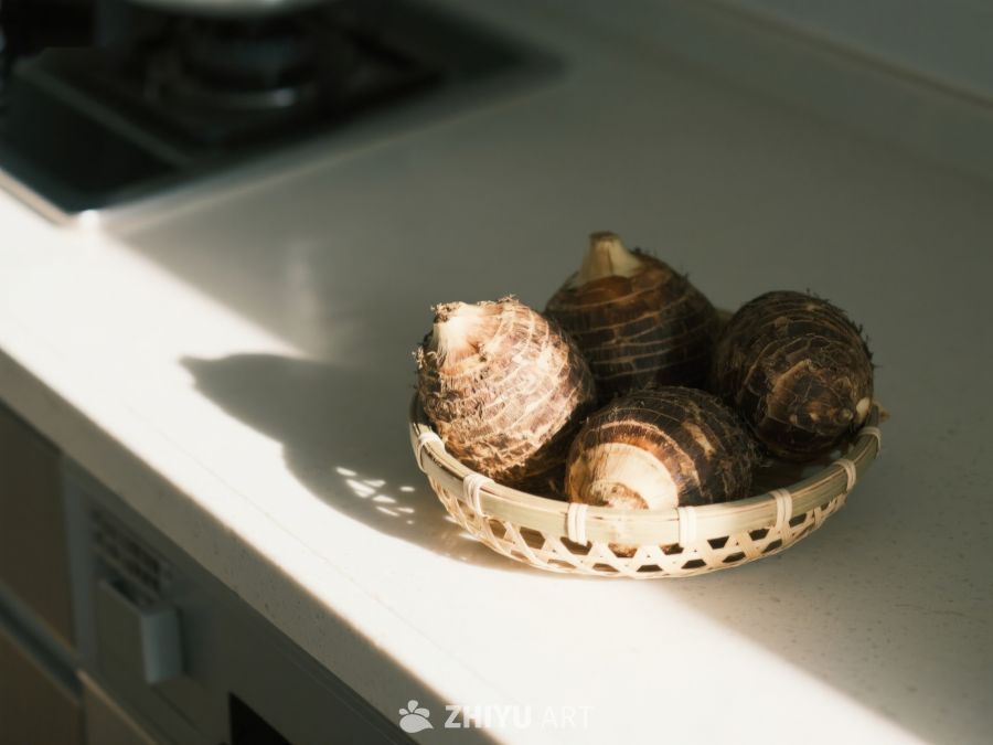 竹篮中的芋头沐浴阳光 628