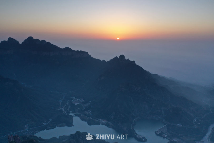 晨曦中的山湖
