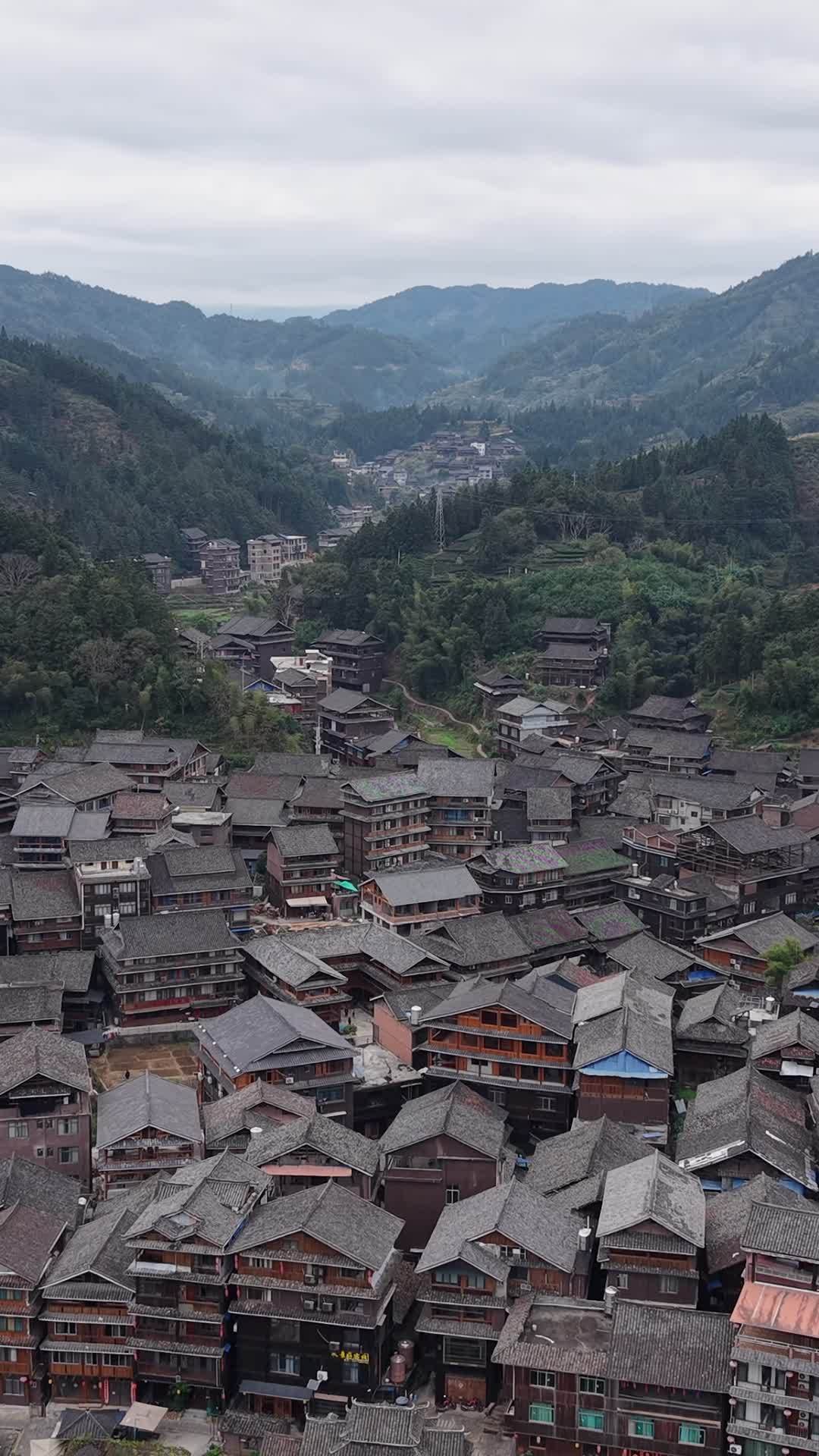竖版航拍侗族特色建筑程阳八寨风景 (8)