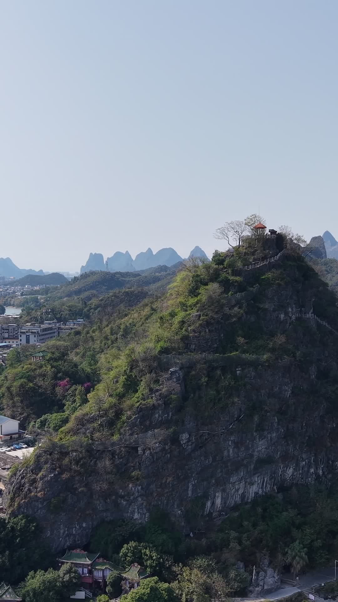 竖版航拍桂林叠彩山木龙湖 (1)