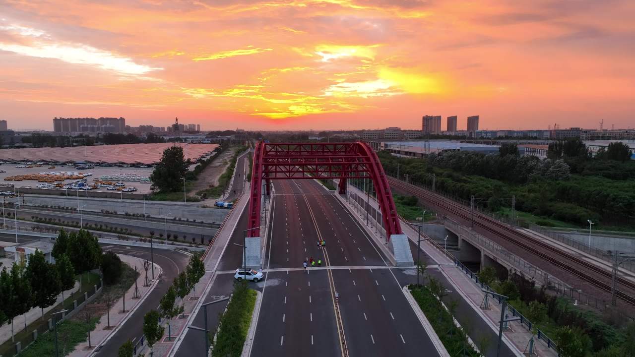 日落下的城市桥梁