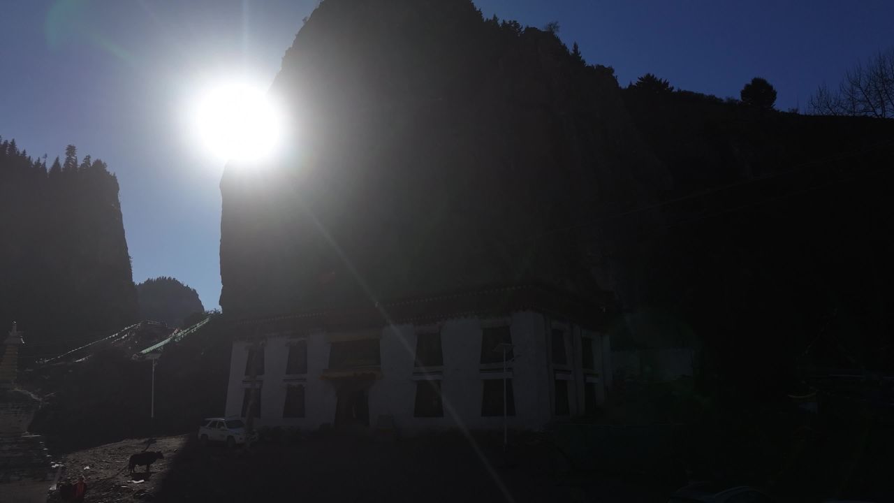 壮丽高山与建筑景观