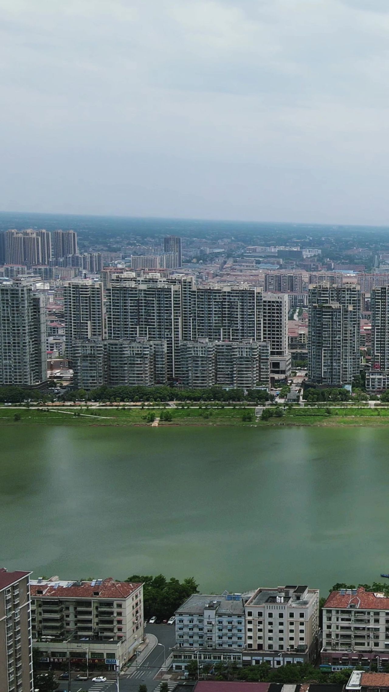 湖南益阳资江两岸高楼建筑竖屏航拍