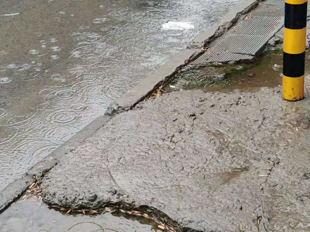 下雨时的路边