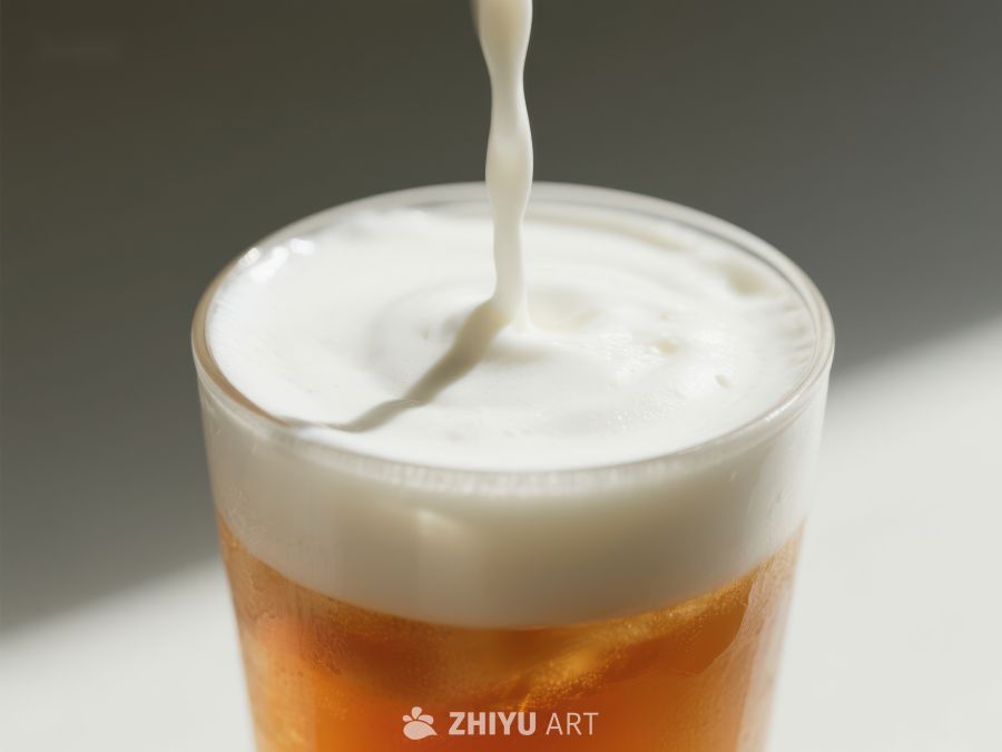 牛奶倒入饮品，泡沫丰富