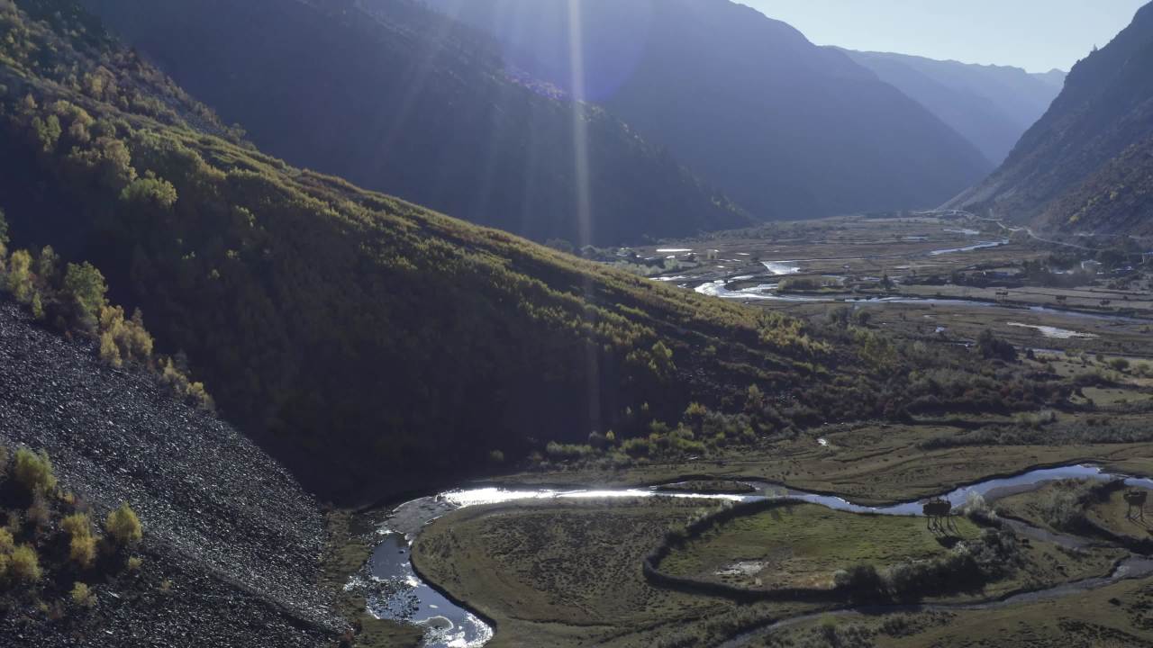 西藏秋季山间湖泊全景