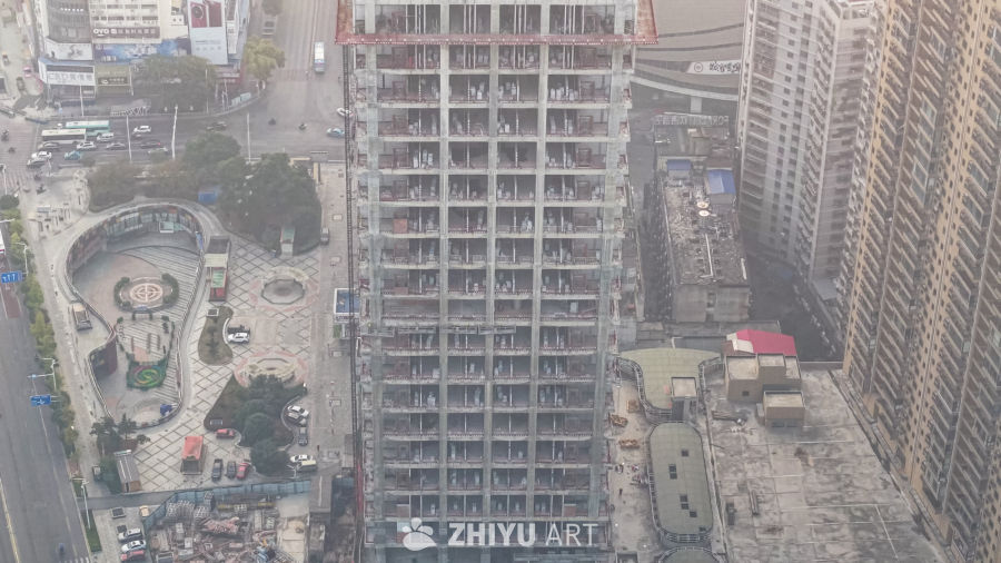 城市中的建筑工地与广场