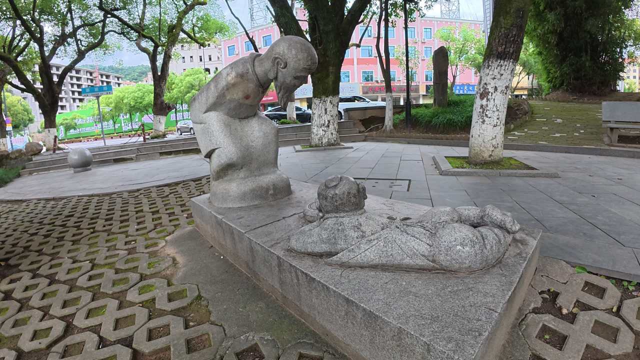 城市公园中的石雕艺术