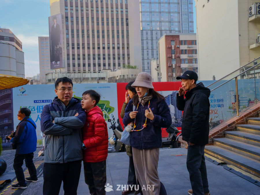 城市街头的家庭时光