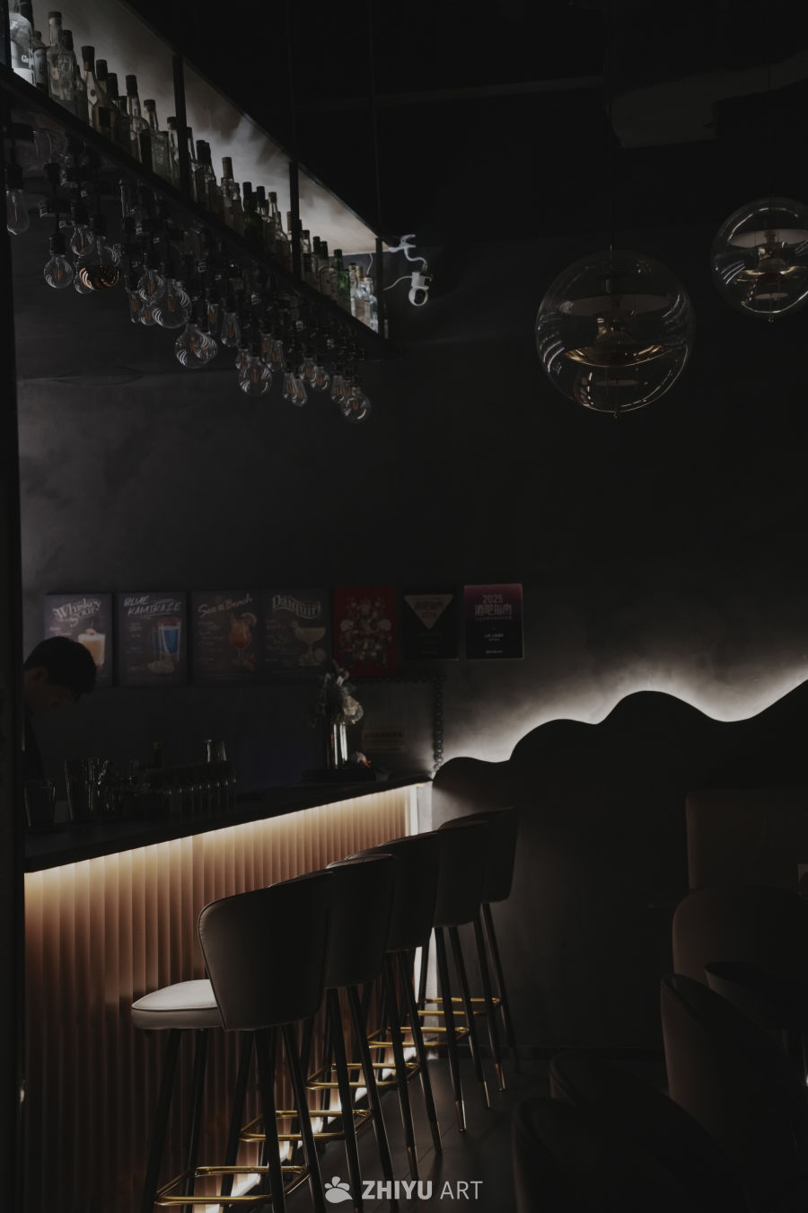 暗色调酒吧吧台一角
