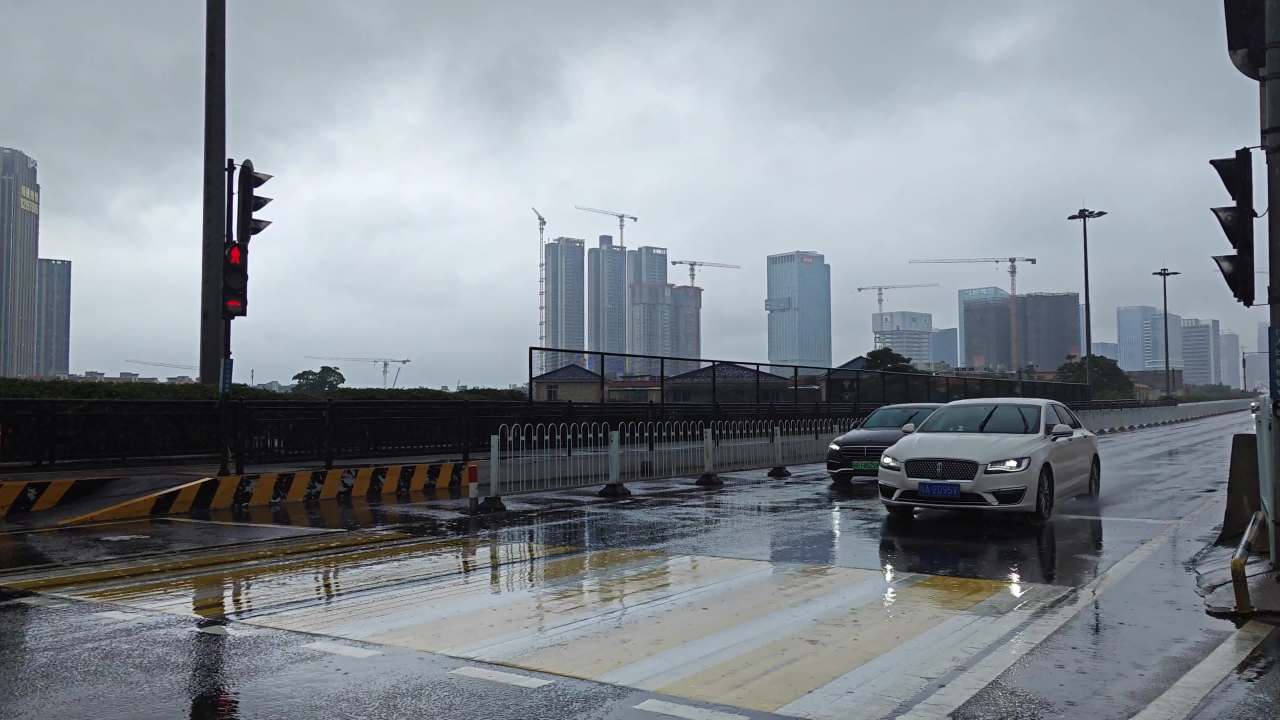 4K雨天车流