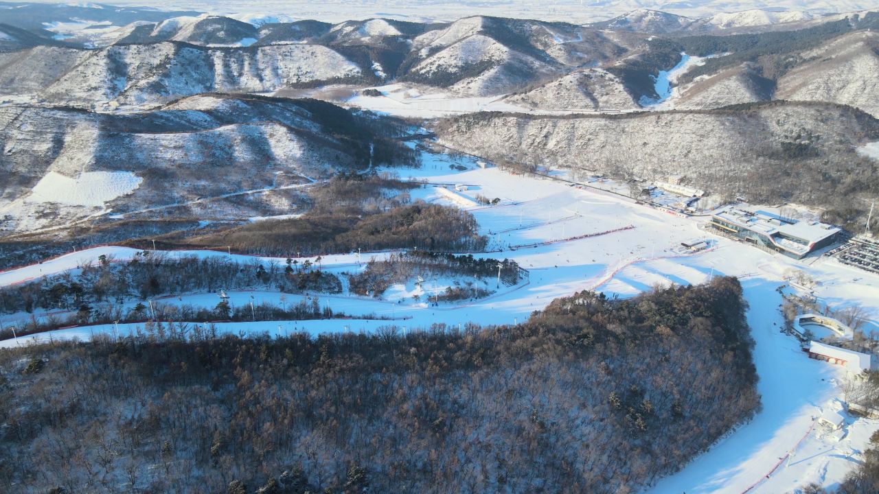 航拍滑雪场山坡雪道阳光