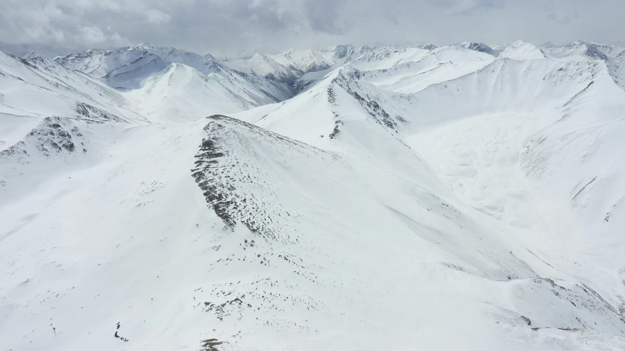 航拍西藏那曲比如县夏拉山雪景