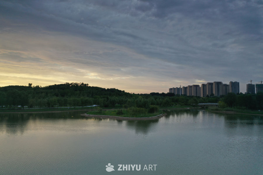 湖畔黄昏的城市剪影
