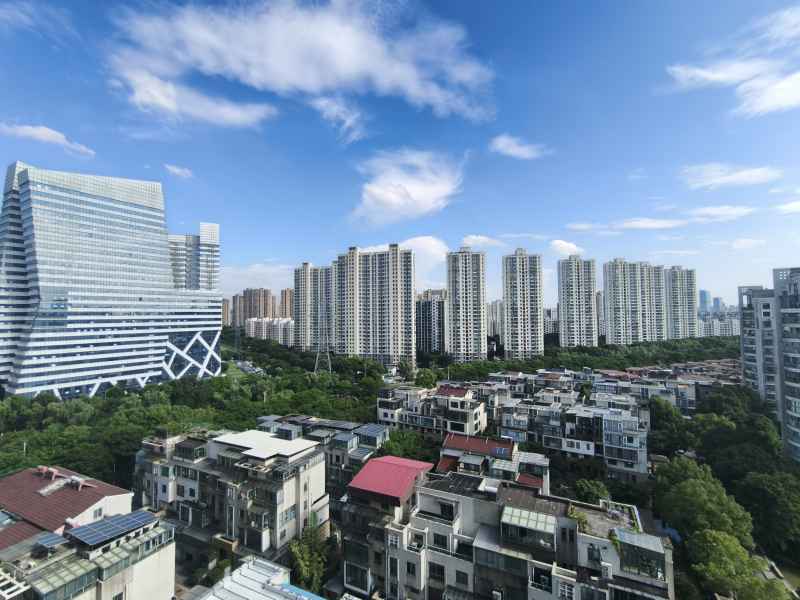 蓝天白云下的常州城市风光