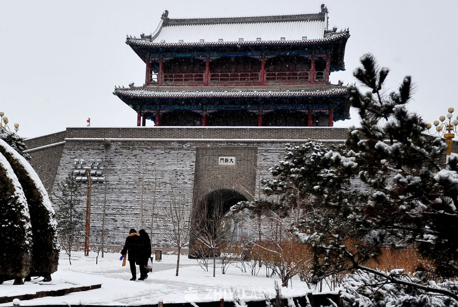 雪中古门静谧景
