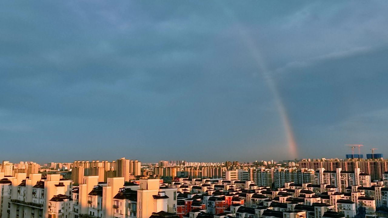 城市住宅区天际线彩虹