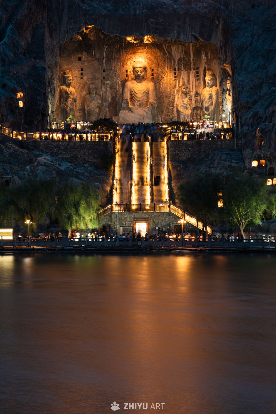 河南洛阳龙门石窟夜景