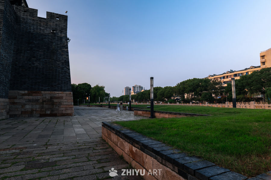 古城墙下的黄昏时光