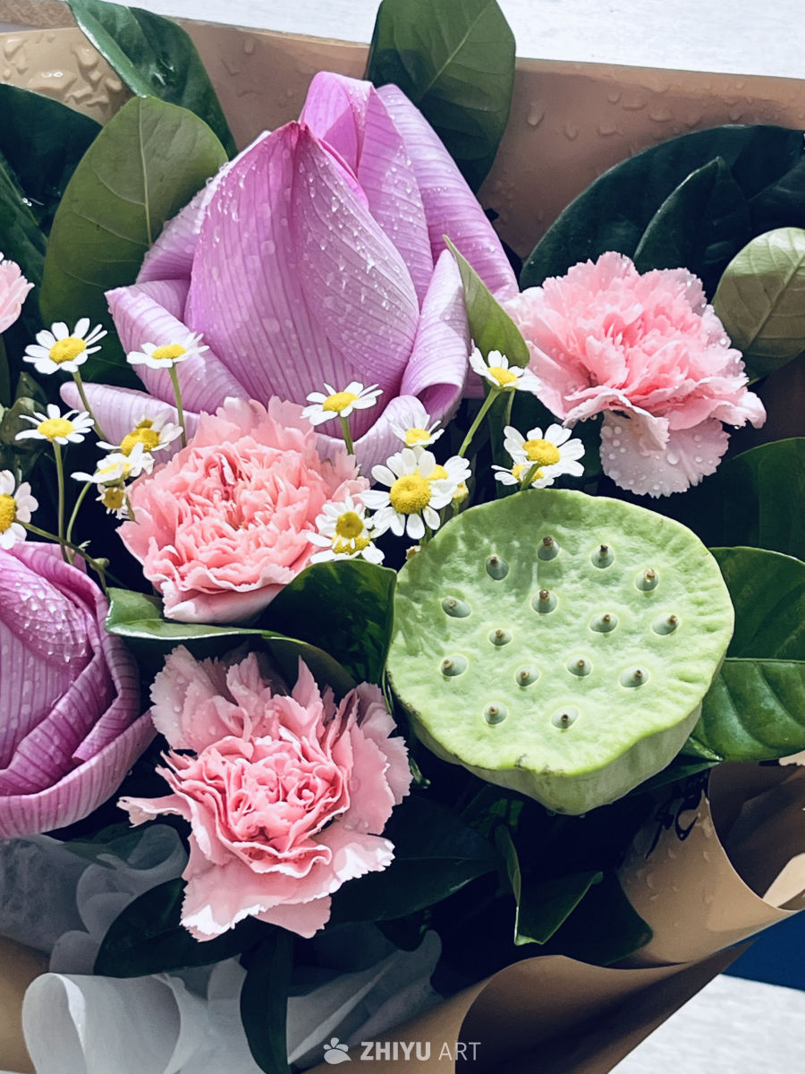 清新的莲花与粉色花束