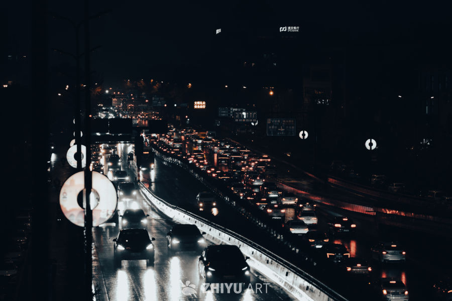 雨夜城市交通拥堵