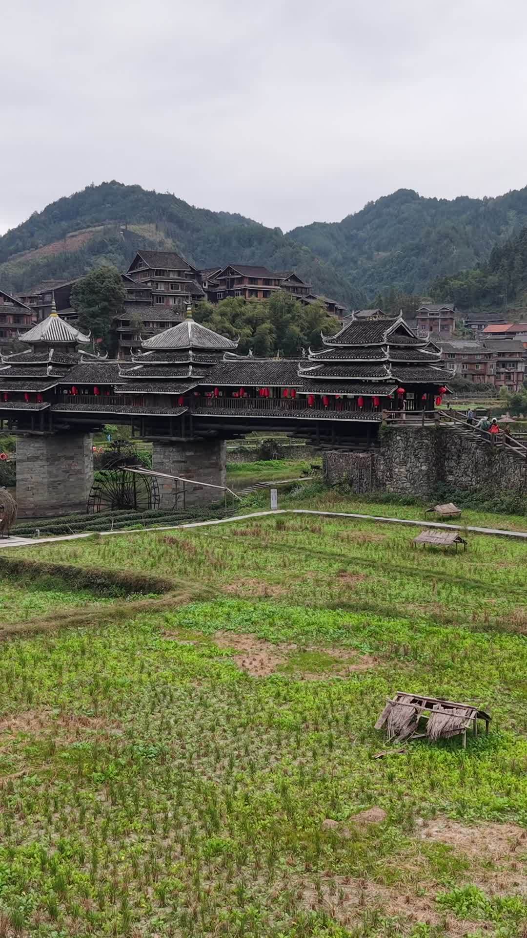 苗寨古桥与田园风光
