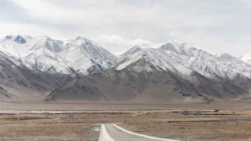 边境上的雪山