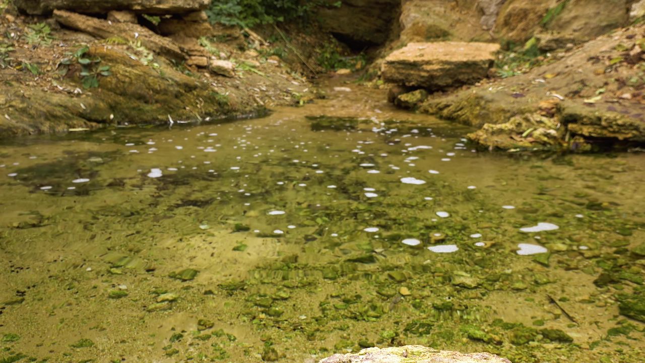 4K河流水资源自然小溪闪光波光
