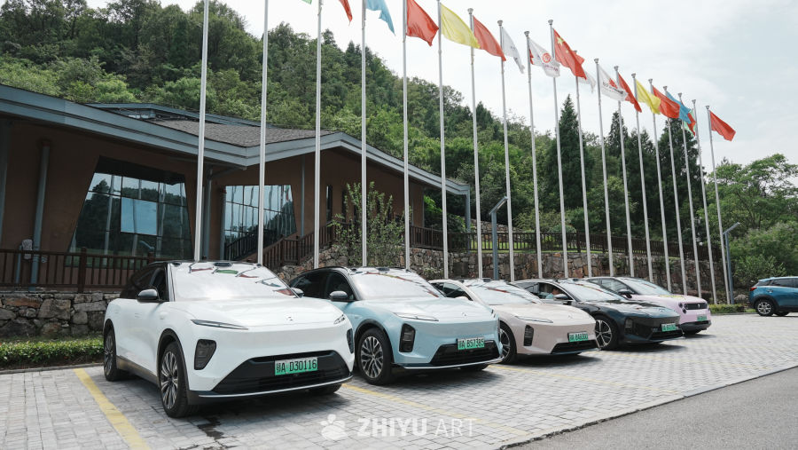 电动车型展示与自然风光