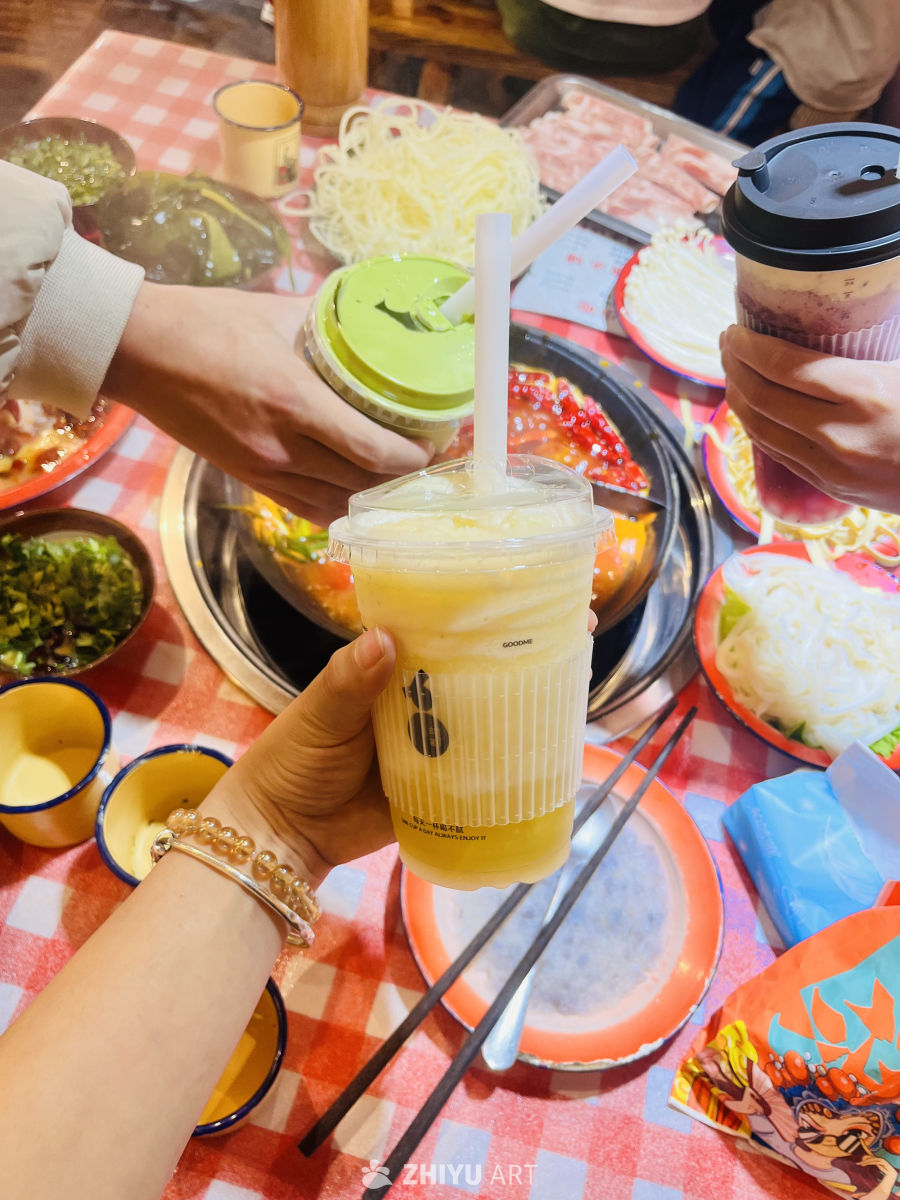 手摇奶茶与火锅的美味时光