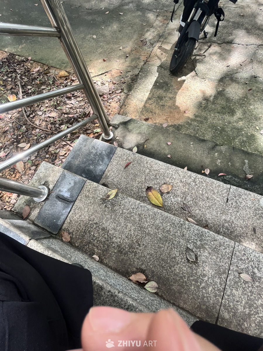 楼梯上的落叶与电动车