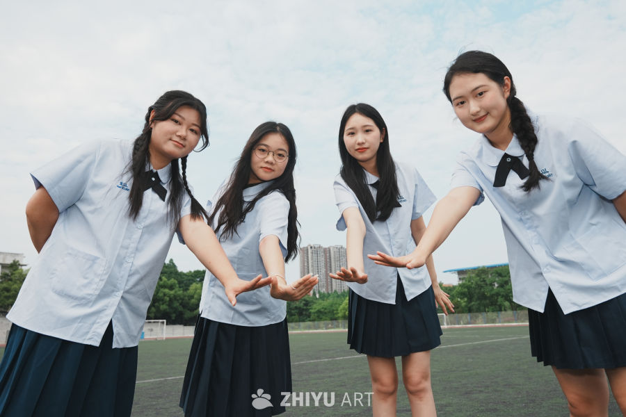 青春校园：手牵手的友谊