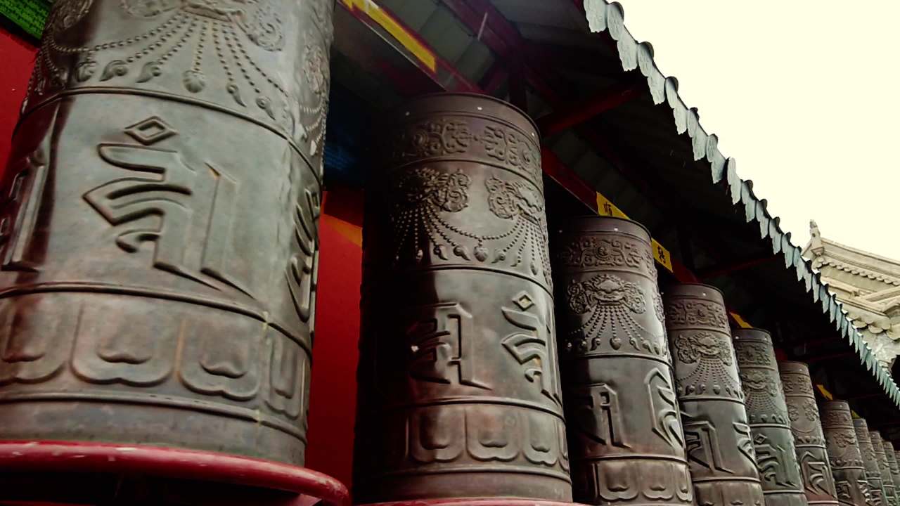 寺院转经筒祈福画面