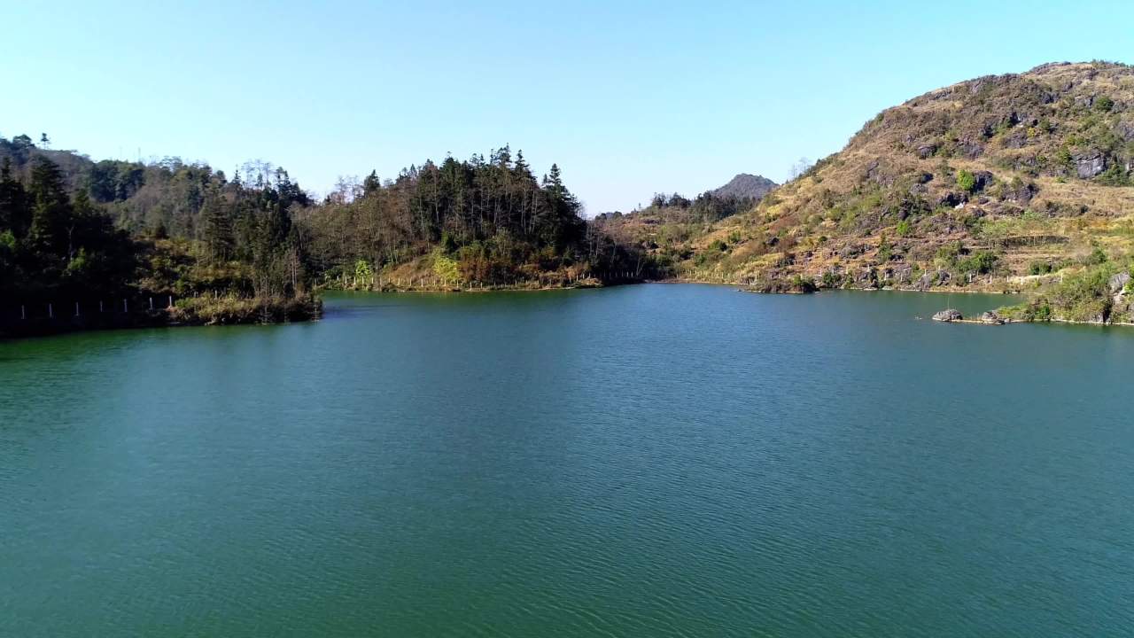 湖畔静谧风光