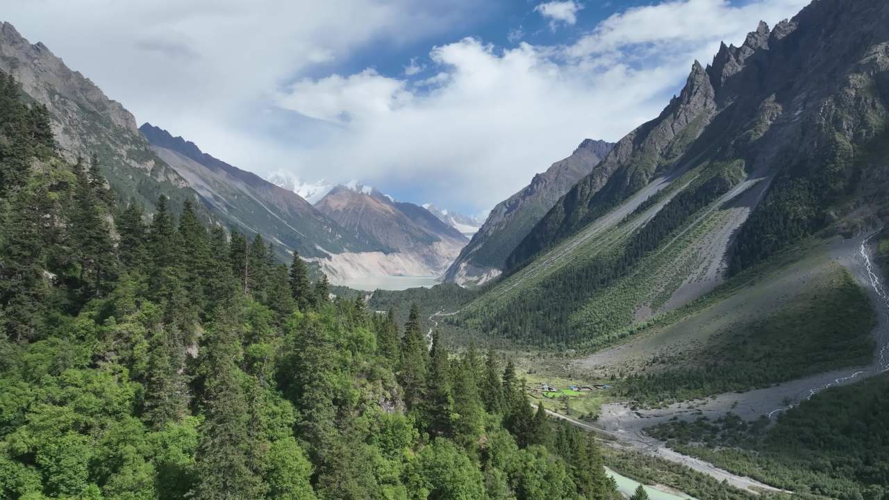 高山湖泊与峡谷壮丽航拍景观
