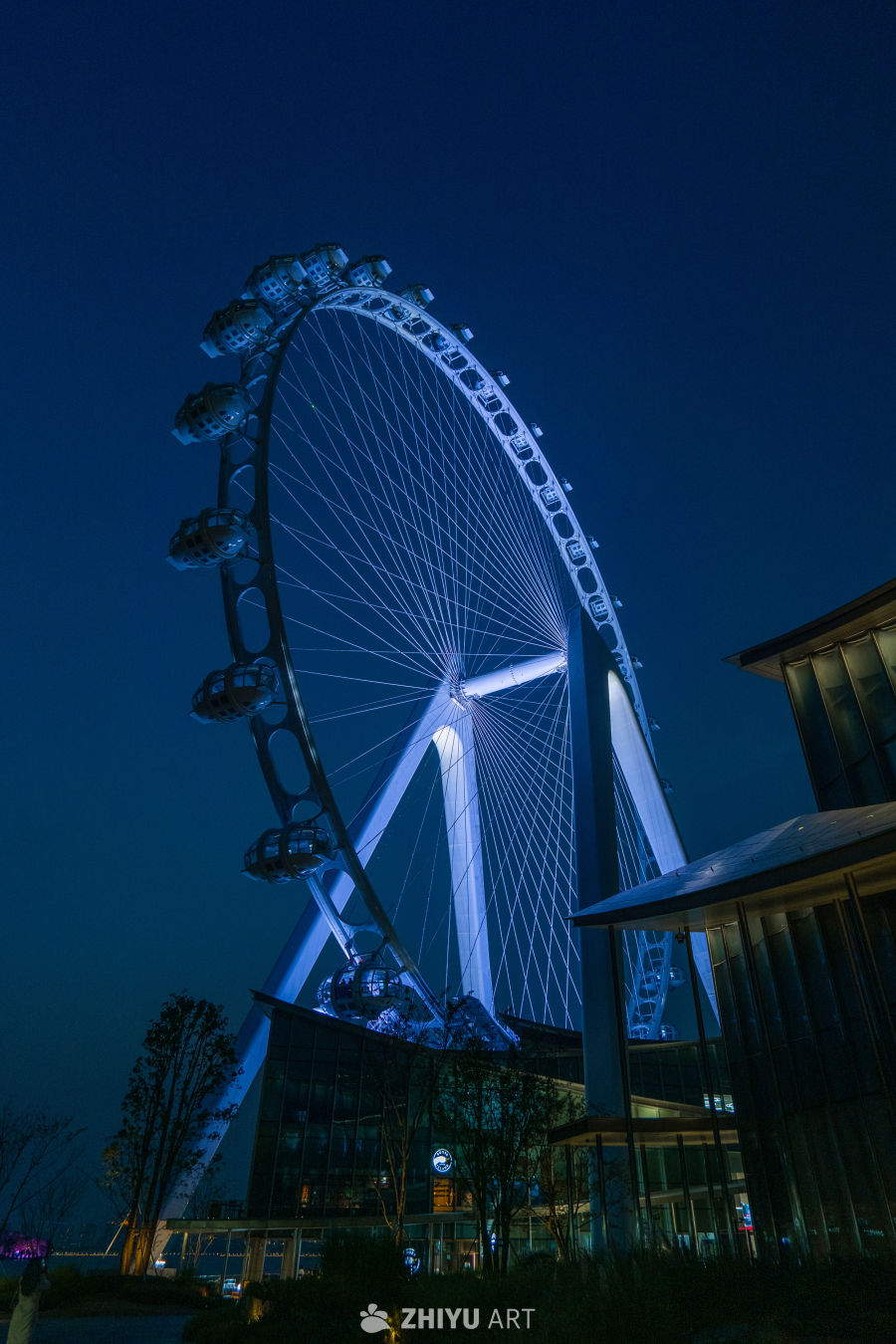 夜幕下的摩天轮光影