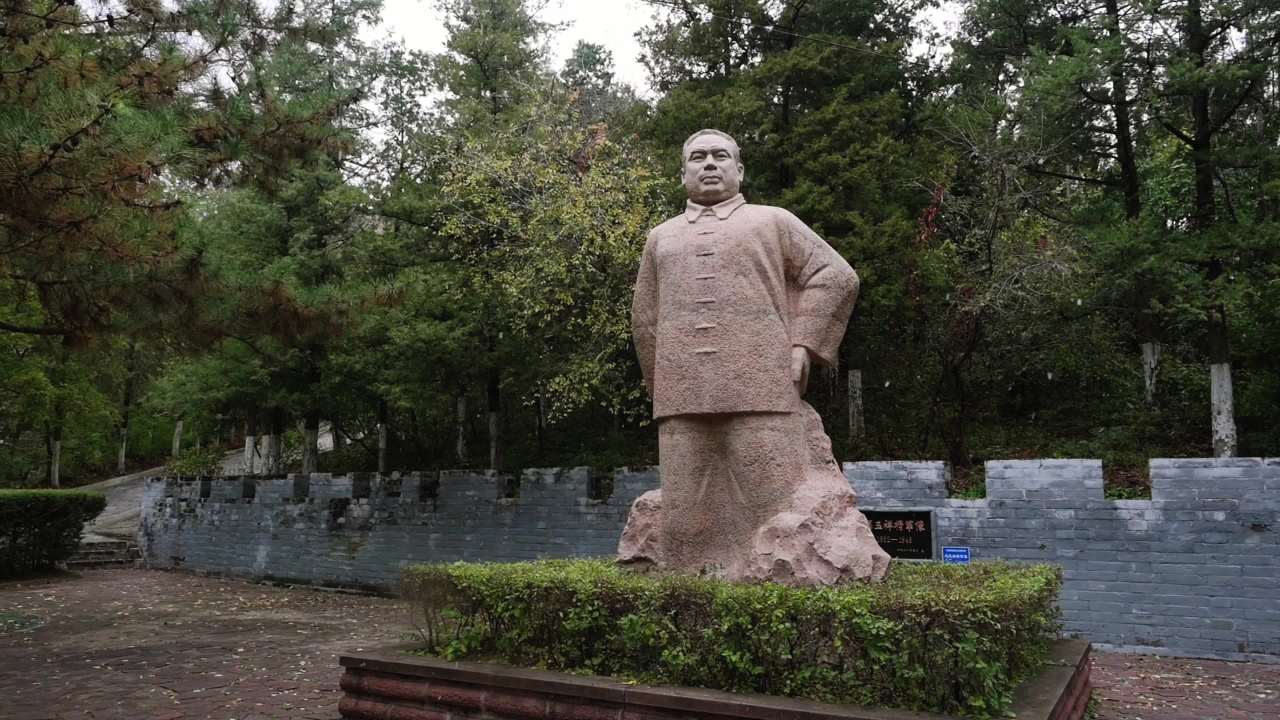 雪花飘飞冯玉祥将军雕像