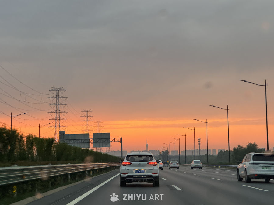 黄昏高速上的都市风景