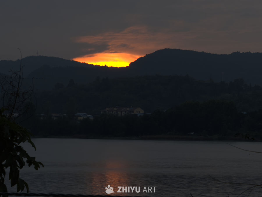 湖畔日落：静谧之美