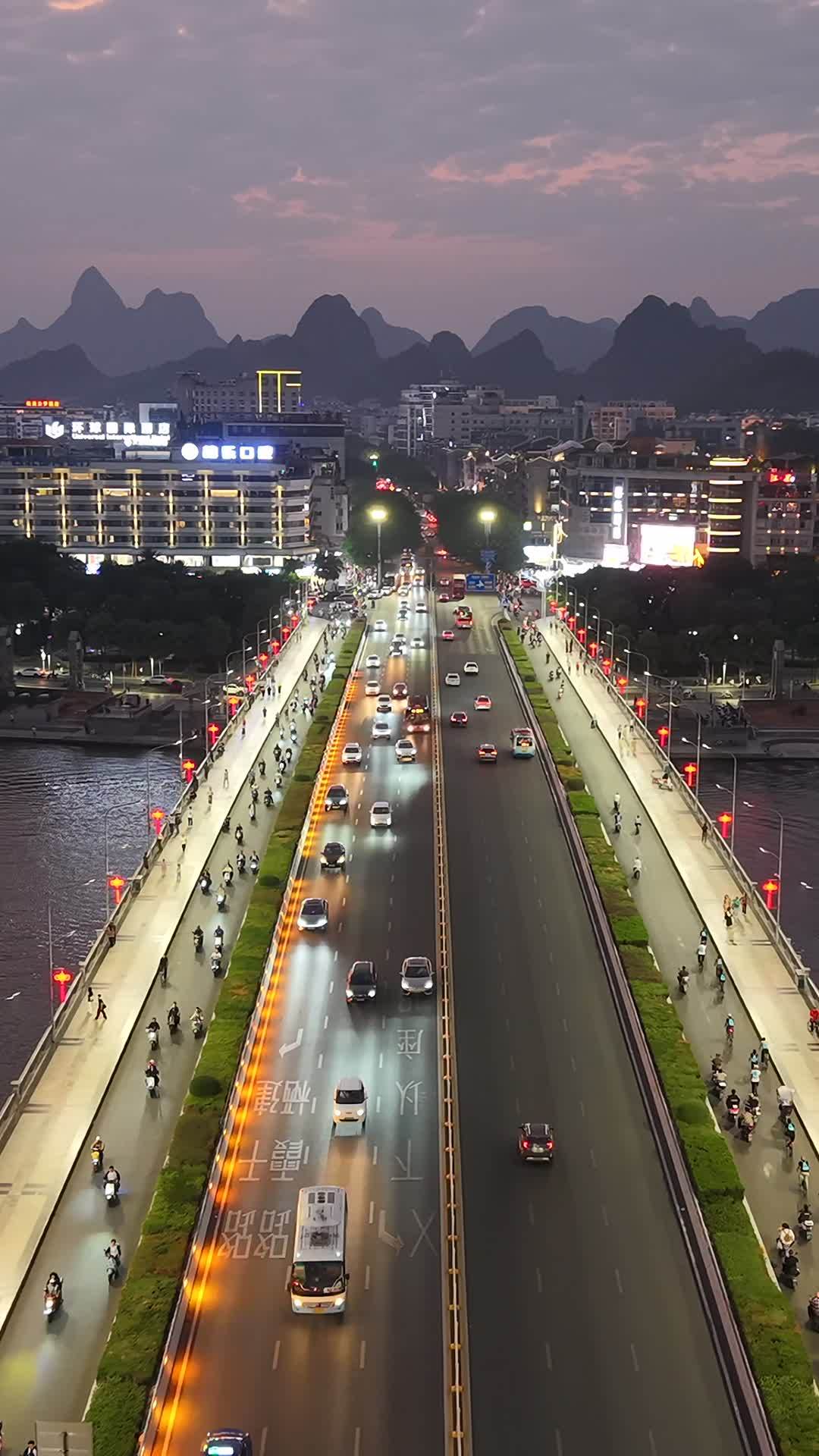 城市黄昏的繁忙景象