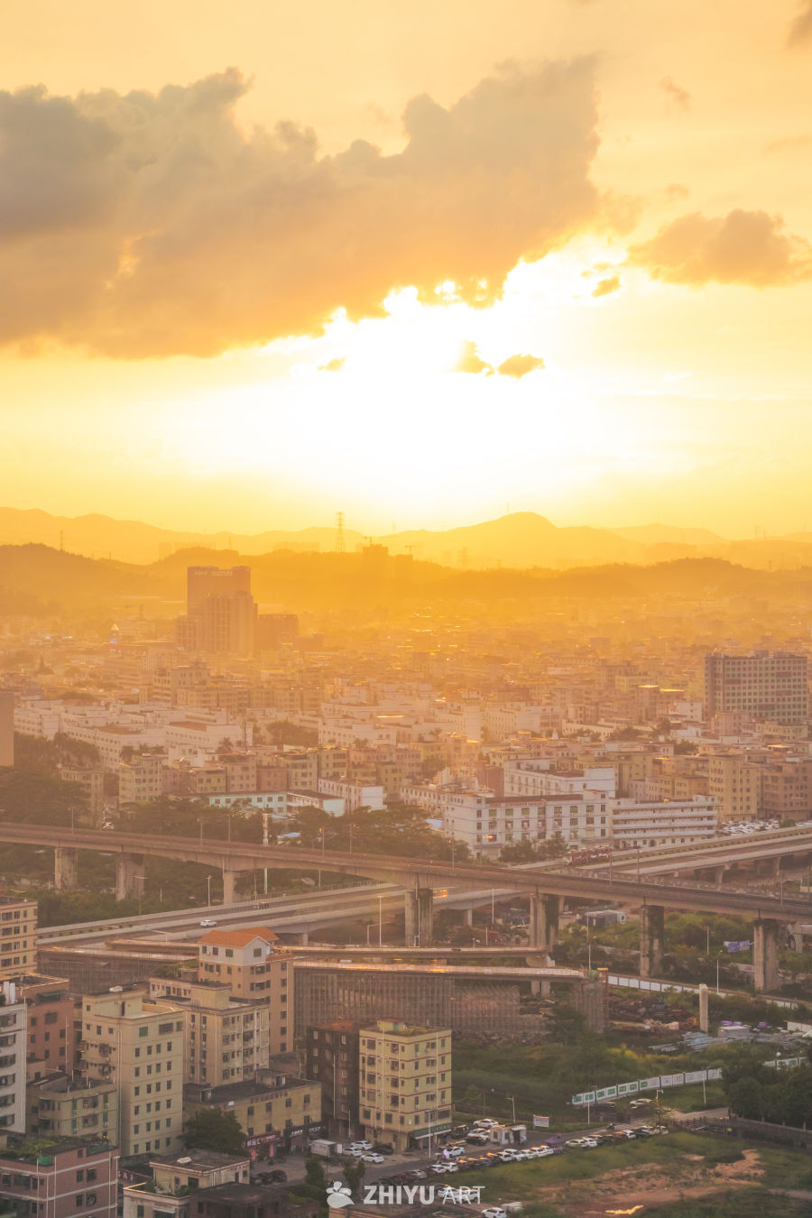 城市黄昏：高架桥下的日落