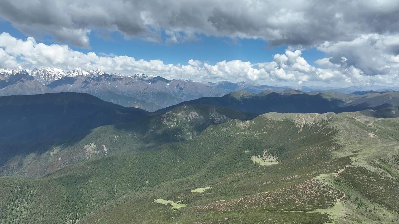 高山峡谷蓝天白云风景