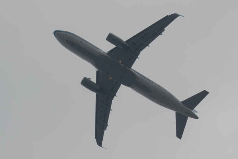 中国南方航空空客320-200(SL)机型（B-1651）阴天薄雾起飞 5