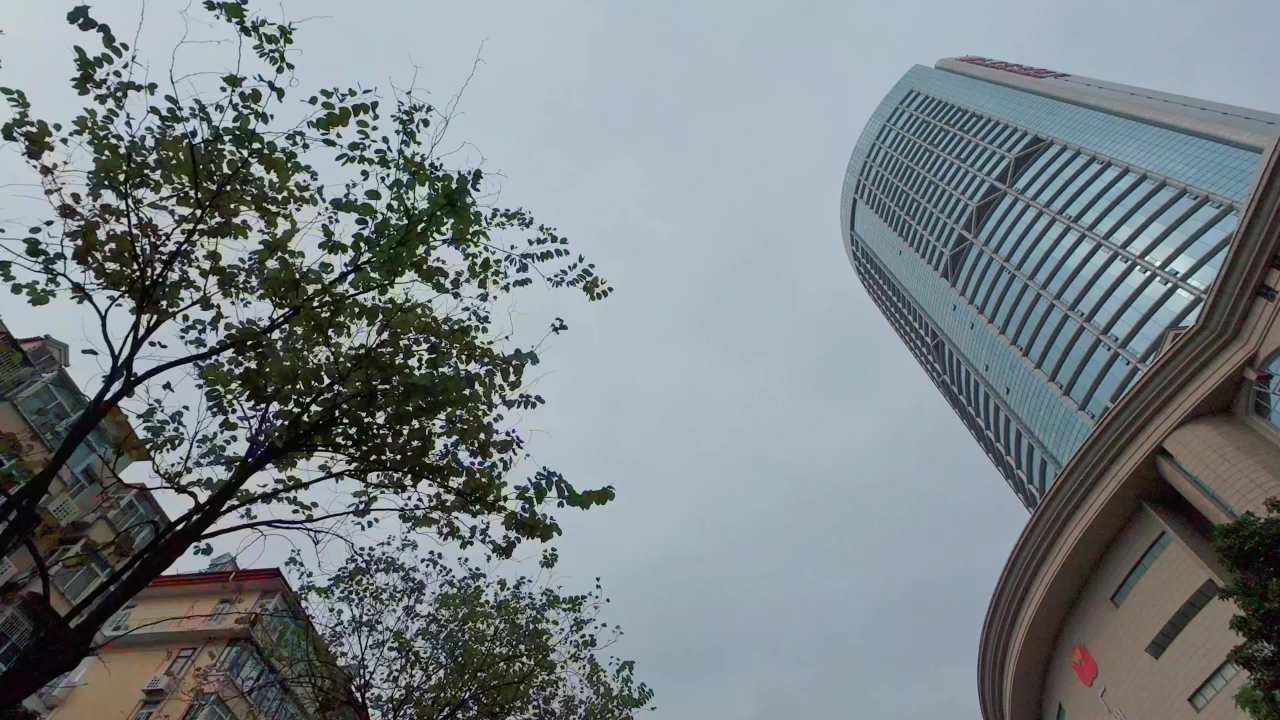 4K城市建筑行车仰拍阴天